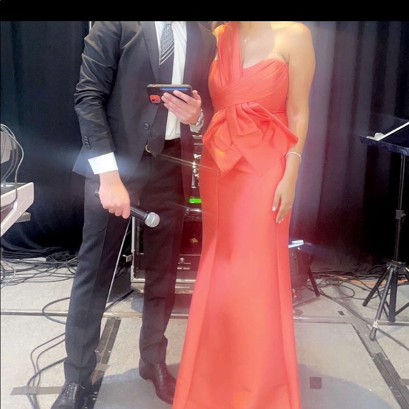 Badgley Mischka's floor-length gown showcases an oversized pinwheel bodice. - Picture 3 of 3